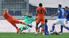 Pemain Belanda Donny Van De Beek (kiri) mencetak gol ke gawang  Italia pada pertandingan UEFA Nations League di Azzurri d'Italia Stadium, Bergamo, Italia, Rabu (14/10/2020). Pertandingan berakhir dengan skor 1-1. (Stefano Nicoli/LaPresse via AP)