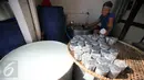 Pekerja mencuci cetakan  kue keranjang usai digunakan mencetak di industri kue keranjang rumahan Yogyakarta, (22/1). Kue keranjang disini dijual dengan harga Rp. 33.000 per kilogram. (Boy Harjanto)