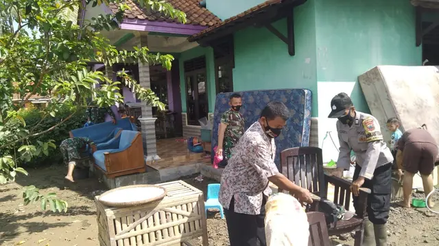 Warga bekerja bakti membersihkan rumah dan perabotan usai banjir di Cilacap. (Foto: Liputan6.com/BPBD Cilacap)