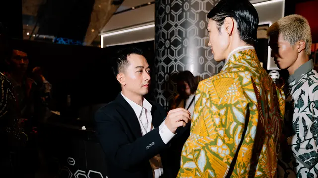 Warisan budaya bertemu gaya pria yang lebih relaxed dan versatile.