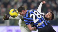 Pemain Juventus, Weston McKennie (kanan) berebut bola dengan pemain Inter Milan, Benjamin Pavard dalam laga lanjutan Liga Italia 2024/2025 di Juventus Stadium, Turin, Italia, Senin (17/02/2025) WIB. (AP Photo/LaPresse/Fabio Ferrari)