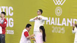 Selebrasi Jason Donovan Yusuf usai mendaptkan kembali medali emas nomor 50 meter gaya punggung putra pada SEA Games 2025 yang bertempat di Swimming Pool, Sports Authority of Thailand, Bangkok, Kamis (11/12/2025) sore WIB. (Dok. Akuatik Indonesia)