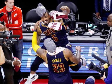 LeBron James #23 dan J.R. Smith #5 omerayakan keberhasilan timnya lolos ke Final NBA usai memenangi laga melawan Raptors 113-87 pada final wilayah timur NBA Playoffs 2016 di Air Canada Centrer (27/5/2016). (Mark Blinch/Getty Images/AFP)