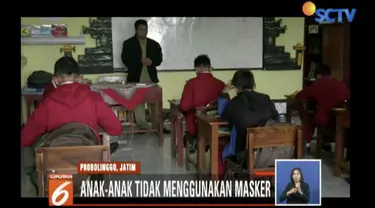 Meskipun diterpa hujan abu vulkanik Gunung Bromo, para siswa di SDN Ngadisari Probolinggo tetap masuk sekolah demi ujian.