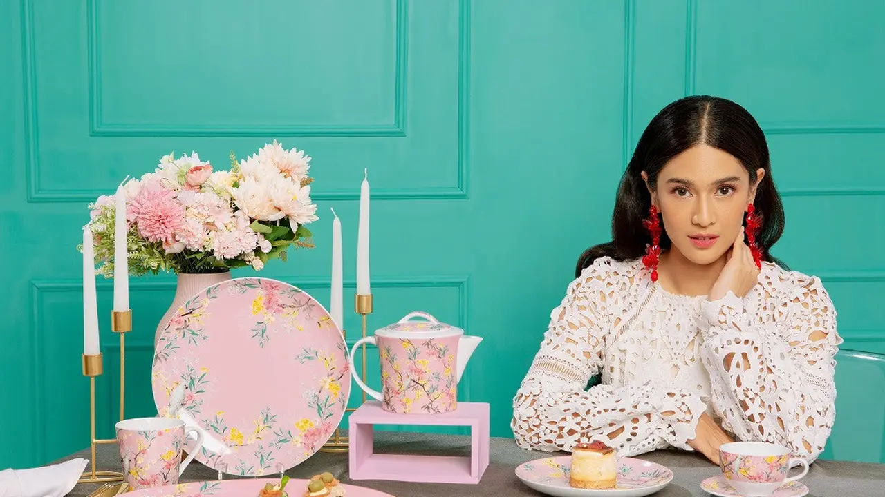 Dian Sastrowardoyo Mendesain Piring Hingga Cangkir Keramik yang Cantik nan Aestetik