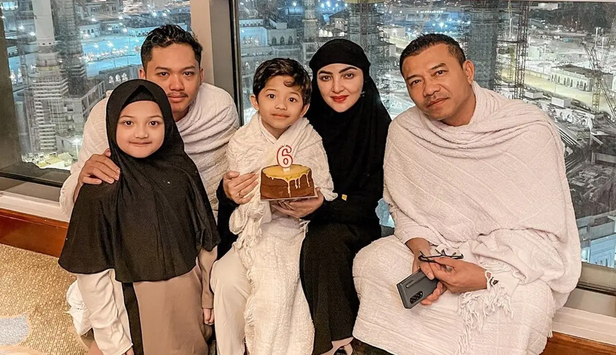 Genap berusia 6 tahun pada 28 Oktober 2022, Arsya Hermansyah rayakan ulang tahun di Tanah Suci bareng kakak dan orangtuanya. Berangkat umrah pada 26 Oktober 2022, adik Arsy Hermansyah ini pastinya akan melewati hari bergantinya usianya di Tanah Suci. Dirayakan di Mekah jam 5 subuh waktu setempat, ini adalah momen hangat nan sederhana ultah Arsya yang ke-6 tahun. (Liputan6.com/IG/@ashanty_ash)