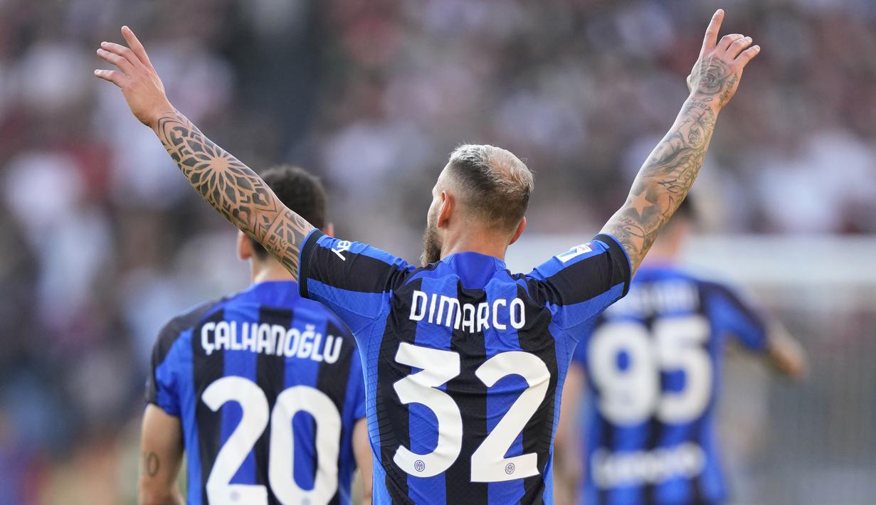 Selebrasi pemain Inter Milan, Federico Dimarco, setelah mencetak gol pertama bagi timnya ke gawang AS Roma dalam pertandingan lanjutan pekan ke-34 Serie A Liga Italia 2022/2023 yang berlangsung di stadion Olimpico, Sabtu (6/5/2023) malam WIB. (AP Photo/Andrew Medichini)