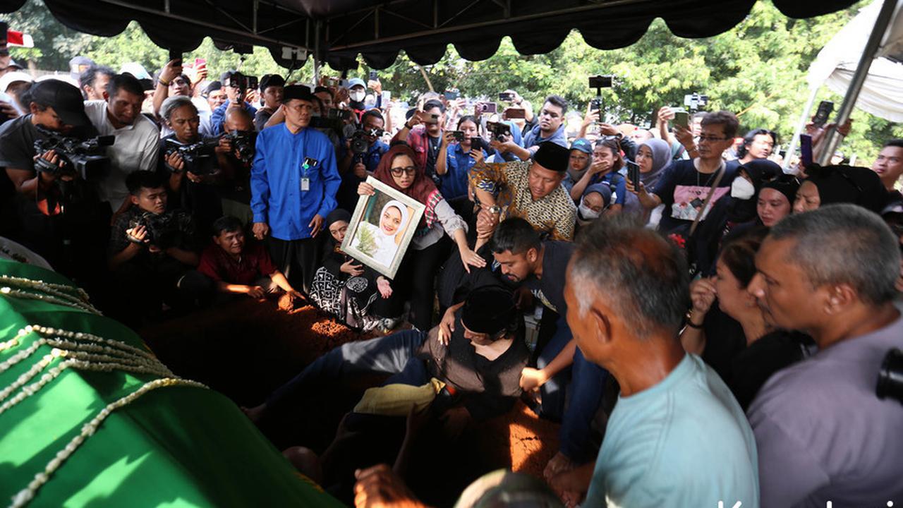 9 Potret Ikang Fawzi di Pemakaman Marissa Haque, Lantunkan Azan dalam Liang Lahad