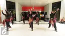 Salah satu peserta Lomba Senam Poco-Poco Nusantara berlatih keserasian jelang berlomba di halaman Kemenpora, Jakarta, Jumat (12/2/2016). Lomba ini memperebutkan piala Ibu Negara RI dan piala Menpora. (Liputan6.com/Helmi Fithriansyah)