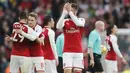 Para pemain Arsenal merayakan kemenangan atas Swansea City pada laga Premier League di Stadion Emirates, Sabtu (28/10/2017). Arsenal menang 2-1 atas Swansea City. (AP/Frank Augstein)