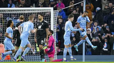 Pemain Manchester City Riyad Mahrez (kanan) melakukan selebrasi usai mencetak gol ke gawang Fulham dari titik penalti pada pertandingan sepak bola putaran keempat Piala FA di Etihad Stadium, Manchester, Inggris, 5 Februari 2022. Manchester City menang 4-1. (AP Photo/Jon Super)