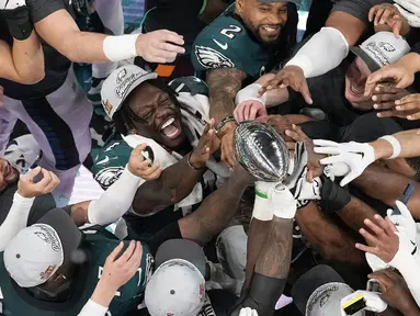 Para pemain Philadelphia Eagles merayakan gelar juara NFL Super Bowl 59 setelah mengalahkan Kansas City dalam laga final yang berlangsung di Caesars Superdome, New Orleans, Louisiana, Senin (10/02/2025). (AP Photo/David J. Phillip)