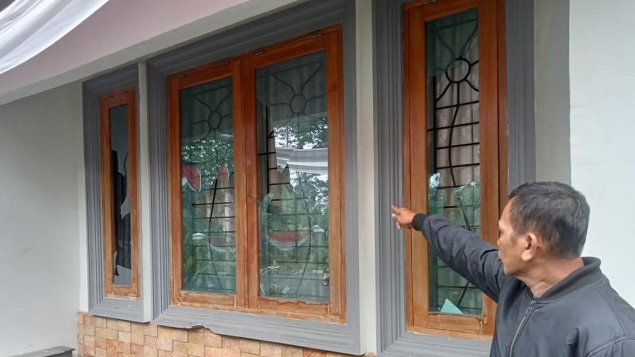 Misteri Dini Hari: Rumah Dinas Wagub Jambi Rusak Parah Akibat Serangan Massa Anarkis, Kaca Pecah dan Molotov Ditemukan!