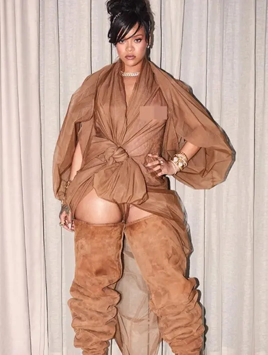 Dengan outfit unik berwarna cokelat, Rihanna sengaja memperlihatkan putingnya. (instagram/badgalriri)