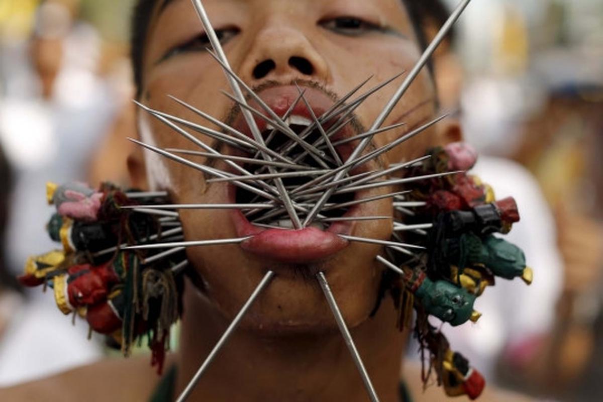 Festival debus ala Thailand ini bikin merinding