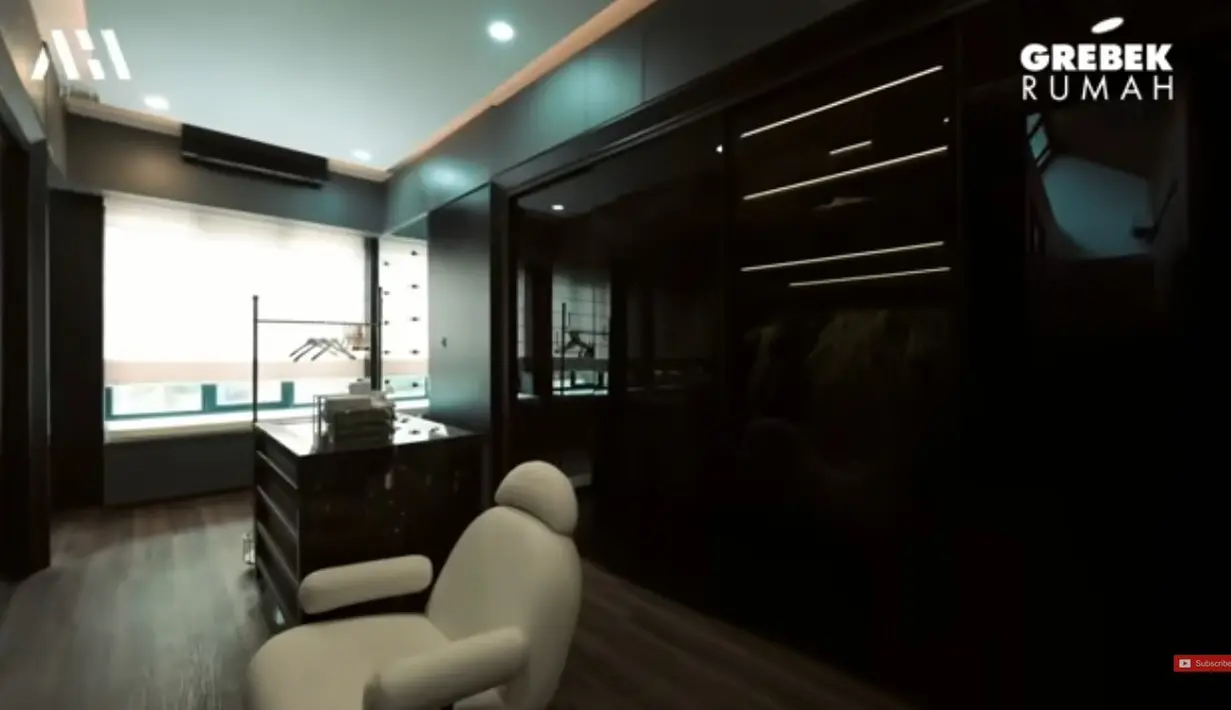 Single parent dua anak itu juga menunjukkan ruang wardrobe yang sangat luas dan mewah. [Youtube/AH]