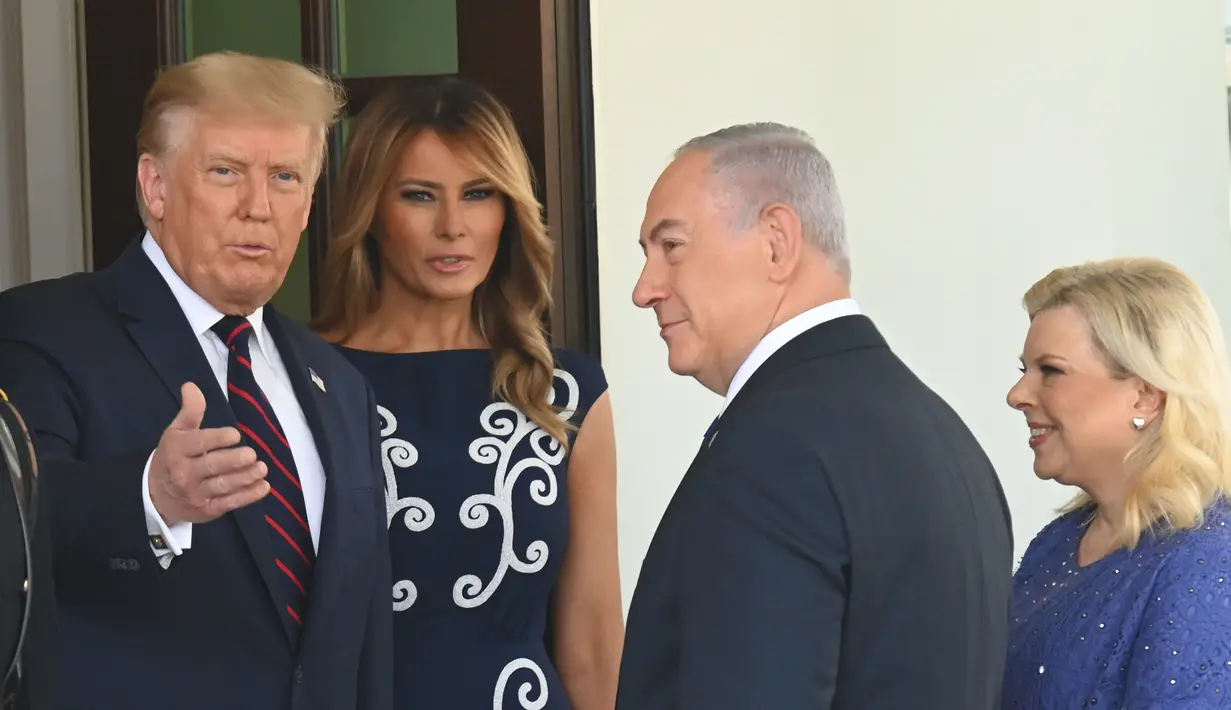 Presiden AS Donald Trump dan Ibu Negara Melania Trump menyambut kedatangan Perdana Menteri Israel Benjamin Netanyahu (kanan) dan istrinya Sara di Halaman Utara Gedung Putih di Washington, DC pada 15 September 2020. (AFP/Andrew Caballero-Reynolds)