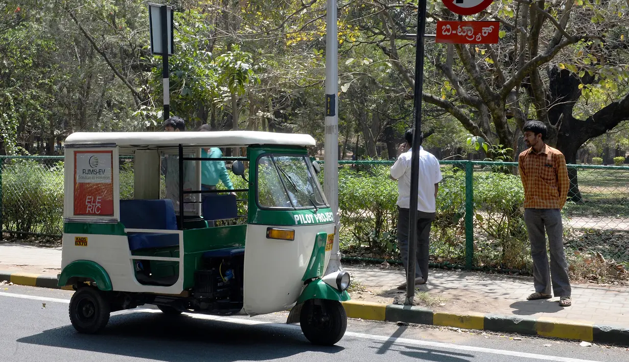 Bajaj 'Eleric-Auto' saat terparkir di Bangalore, India, Sabtu (5/3).Bajai 'Eleric-Auto' merupakan transportasi umum ramah lingkungan yang akan menjadi idola masyarakat India. (MANJUNATH KIRAN / AFP)