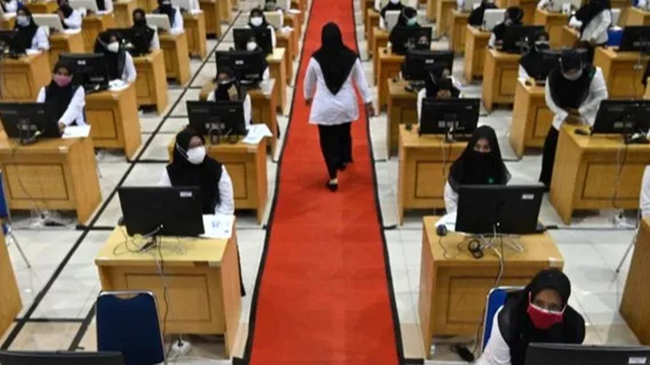 “Usia pelamar Calon Pegawai Negeri Sipil dihitung saat melamar sebagai Calon Pegawai Negeri Sipil,” bunyi diktum KELIMA Keppres ini.<br>