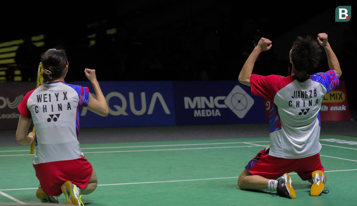 <p>Selebrasi ganda campuran China, Jiang Zhen Bang/Wei Ya Xin setelah mengalahkan sesama wakil China, Zheng Si Wei/Huang Ya Qiong pada laga final turnamen bulu tangkis Indonesia Open 2024 di Istora Senayan, Jakarta, Minggu (9/6/2024). Jiang Zhen Bang/Wei Ya Xin menang dua game langsung 11-21, 14-21 untuk merebut gelar juara. (Bola.com/Syahkist Afi Daib)</p>