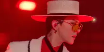 Di konser Encore Korea Selatannya, G Dragon tampil mengenakan setelan jas putih dari jas dan celana yang memiliki aksen hitam. Dipadukan inner kemeja putih. [Dok. CHANEL]