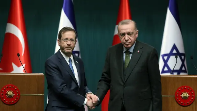Presiden Turki Recep Tayyip Erdogan (kanan) dan Presiden Israel Isaac Herzog.