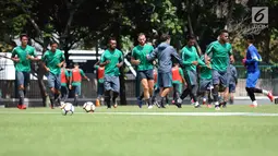 Pemain Timnas Indonesia U-23 berlari saat latihan di Lapangan ABC Senayan, Kompleks GBK, Jakarta, Selasa (20/2). Jelang berlaga di Asian Games 2018, pemain Timnas Indonesia U-23 kembali melakukan pemusatan latihan. (Liputan6.com/Helmi Fithriansyah)