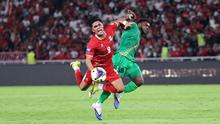 Pemain Timnas Indonesia, Ramadhan Sananta berebut bola dengan pemain St Kitts and Nevis, Mervin Lewis dalam laga semifinal FIFA Series 2026 di Stadion Utama Gelora Bung Karno (SUGBK), Senayan, Jakarta, Jumat (27/03/2026). (Bola.com/M Iqbal Ichsan)