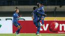 Trio Persib Bandung FEM (Febri, Essien dan Maitimo) merayakan gol saat melawan PS TNI pada lanjutan Liga 1 2017 di Stadion Si Jalak Harupat, Sabtu (05/8/2017). (Bola.com/Nicklas Hanoatubun)