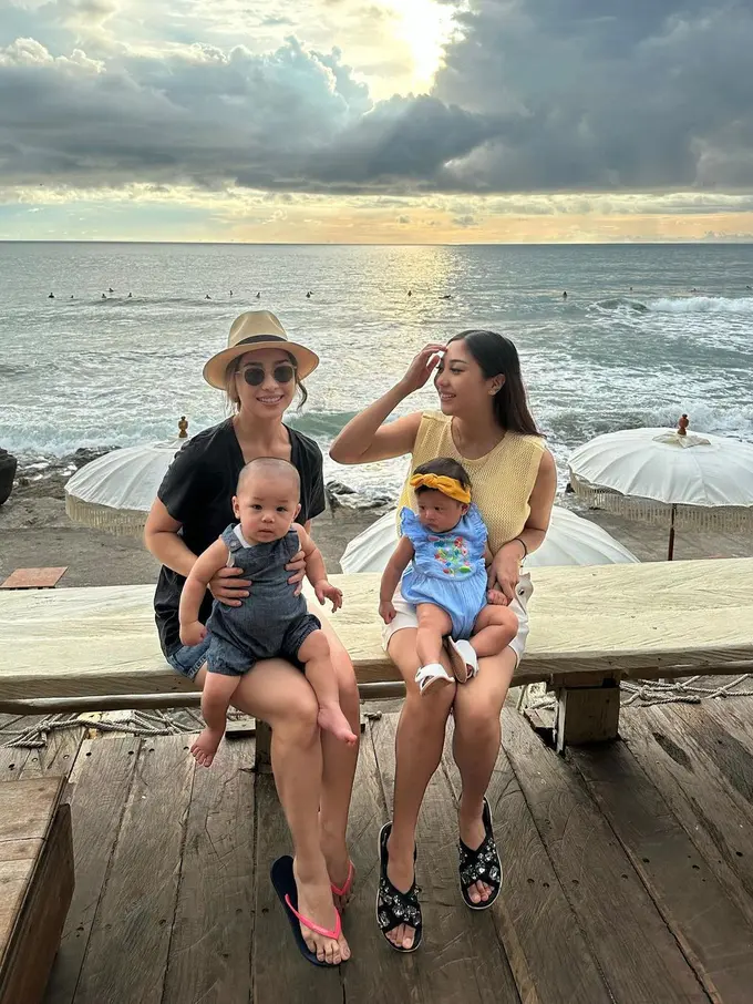 8 Gaya Kompak Nikita Willy dan Winona Willy Liburan sambil Momong Anak di Bali