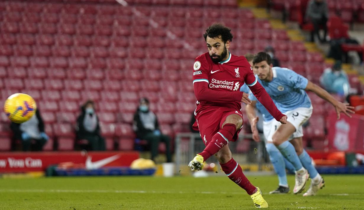 Mohamed Salah lewat kaki kirinya berhasil mencatatkan 31 gol dan 6 assist dari 51 pertandingan di semua laga musim ini. Bersama Liverpool ia berhasil memenangkan Trofi Liga Inggris musim 2019/2020 dan berhasil menyabet sepatu emas di tahun 2017 dan 2018. (Foto: AFP/Pool/Tim Keeton)