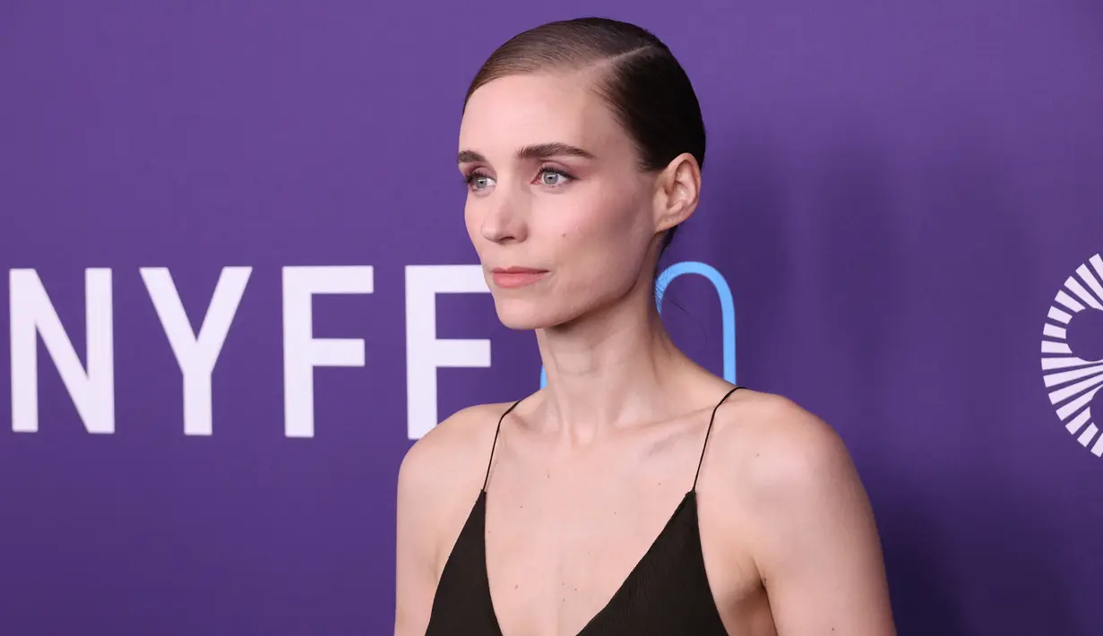 Rooney Mara berpose saat menghadiri pemutaran perdana "Women Talking" selama Festival Film New York ke-60 di Alice Tully Hall di New York pada Senin, 10 Oktober 2022. bibirnya yang tipis dicat merah muda pucat. (Cindy Ord/Getty Images untuk FLC/AFP)