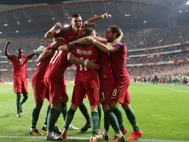 Pemain timnas Portugal, Andre Silva dan timnya merayakan gol ke gawang Swiss pada laga pamungkas kualifikasi Piala Dunia 2018 zona Eropa di Stadion da Luz, Selasa (10/10). Portugal akhirnya lolos ke Piala Dunia 2018 usai menang 2-0. (AP/Armando Franca)