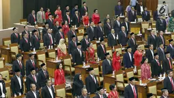 Anggota DPR menyanyikan lagu Indonesia Raya saat Rapat Paripurna ke-2 di Kompleks Parlemen, Jakarta, Selasa (1/10/2019). Rapat Paripurna tidak dihadiri 290 anggota DPR. (Liputan6.com/JohanTallo)