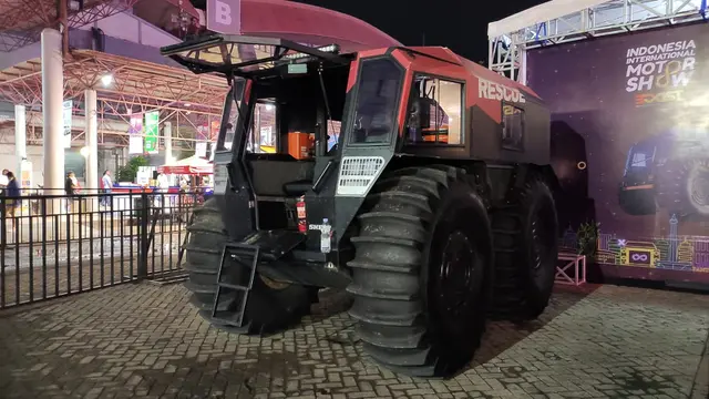 Mobil amfibi atau Utility Terrain Vehicle (UTV) dipamerkan di IIMS 2023. (Liputan6.com/Jordy Rivaldo)