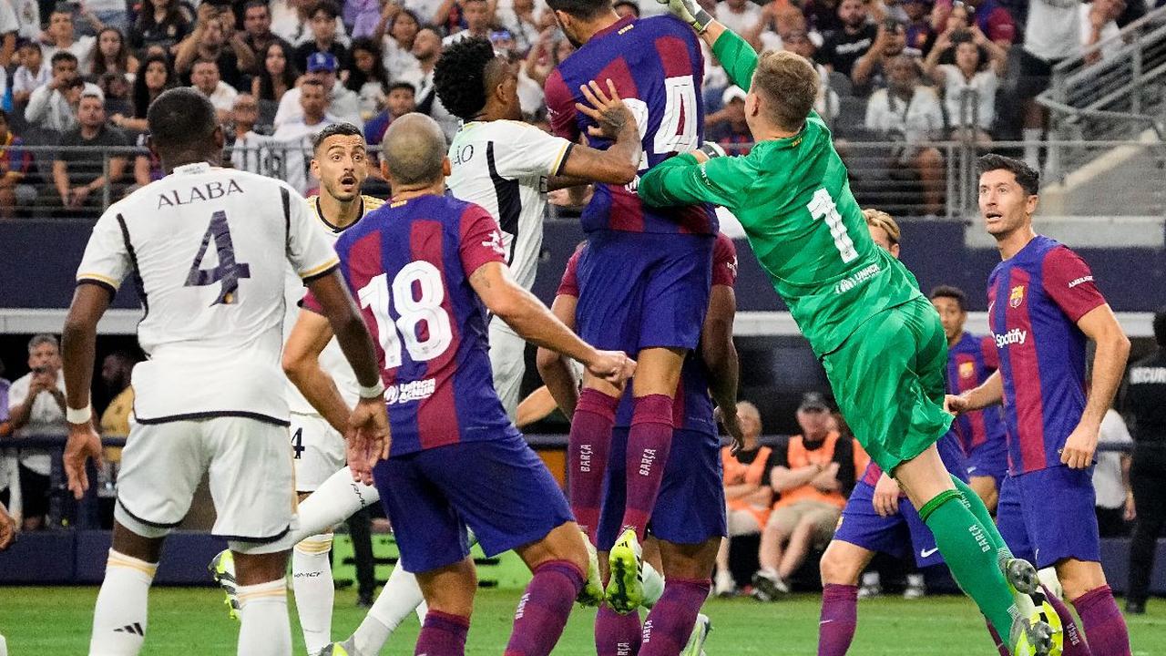 Kemelut yang terjadi di depan gawang Real Madrid saat Barcelona berusaha memanfaatkan bola lepas pada babak kedua pertandingan persahabatan pramusim di AT&T Stadium di Arlington, Texas.