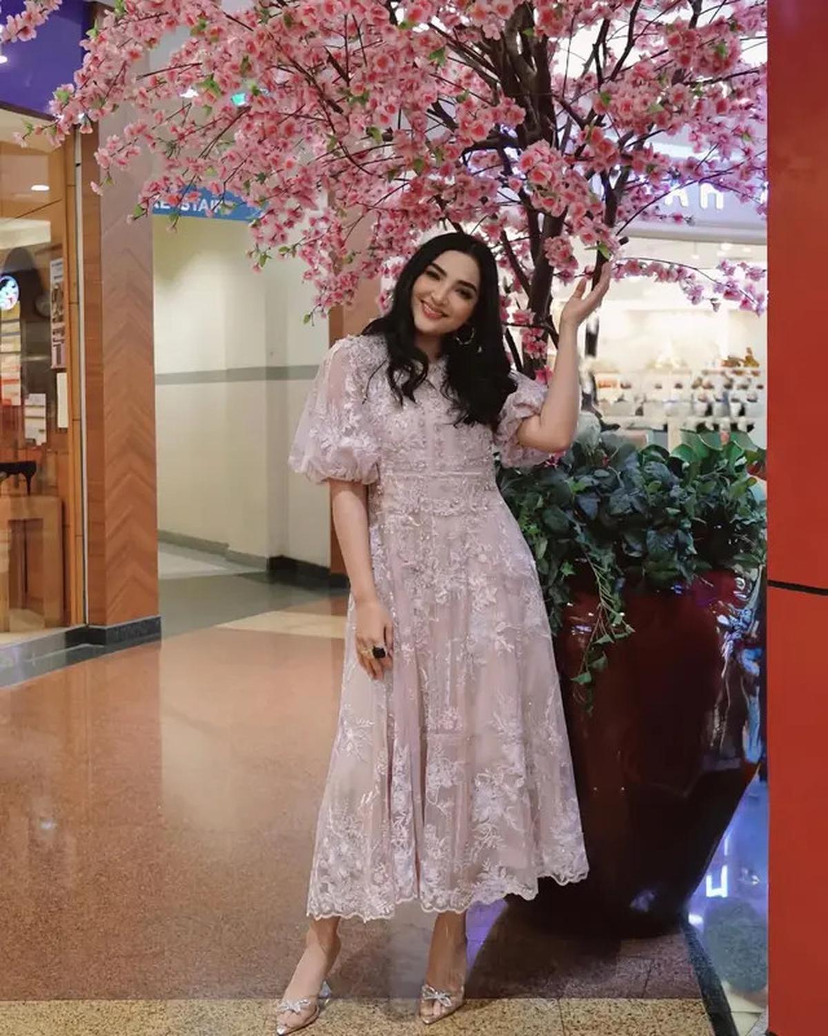 Gaya Elegan Ashanty Pakai Dress Brokat, Tampil Menawan dalam Setiap Momen
