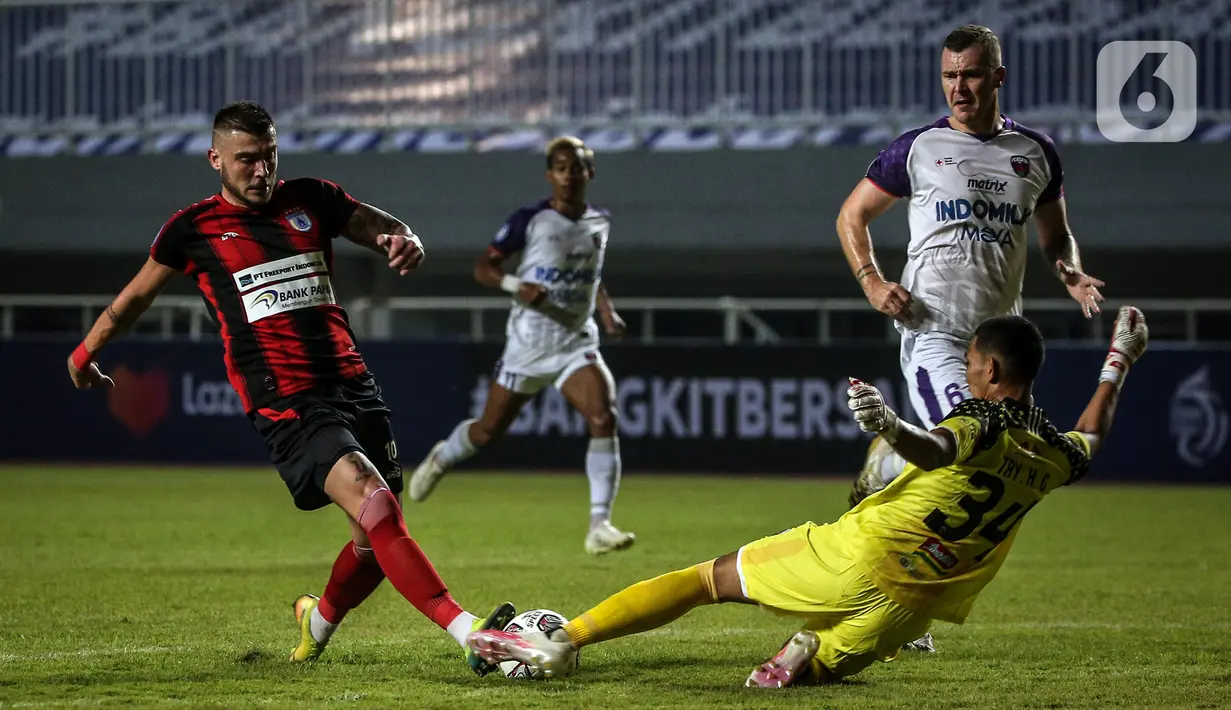 Penyerang Persipura Jayapura Yevhen Bokhashvili (kiri) berduel dengan kiper Persita Tangerang Try Hamdany Goentara pada pertandingan BRI Liga 1 2021/2022 di Stadion Pakansari, Bogor, Jawa Barat, Sabtu (28/8/2021). Persita mengalahkan Persipura 2-1. (Bola.com/Bagaskara Lazuardi)