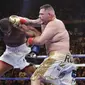 Anthony Joshua (kiri) kalah KO dari Andy Ruiz pada ronde ketujuh dalam pertarungan di Madison Square Garden, New York, Minggu (2/6/2019). (AP Photo/Frank Franklin II)