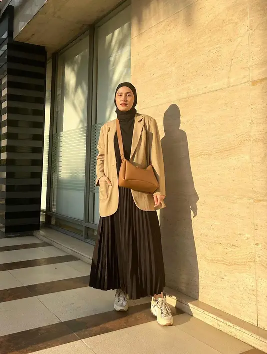 <p>Tips lainnya dengan ikuti sandwich dressing rule. Caranya adalah dengan menyelaraskan warna aksesori dengan alas kaki, sedangkan hijab dengan bawahan atau inner. Tak sulit bukan? [Instagram/dwihandaanda] Penulis: Mufiidaanaiilaa A.S</p>