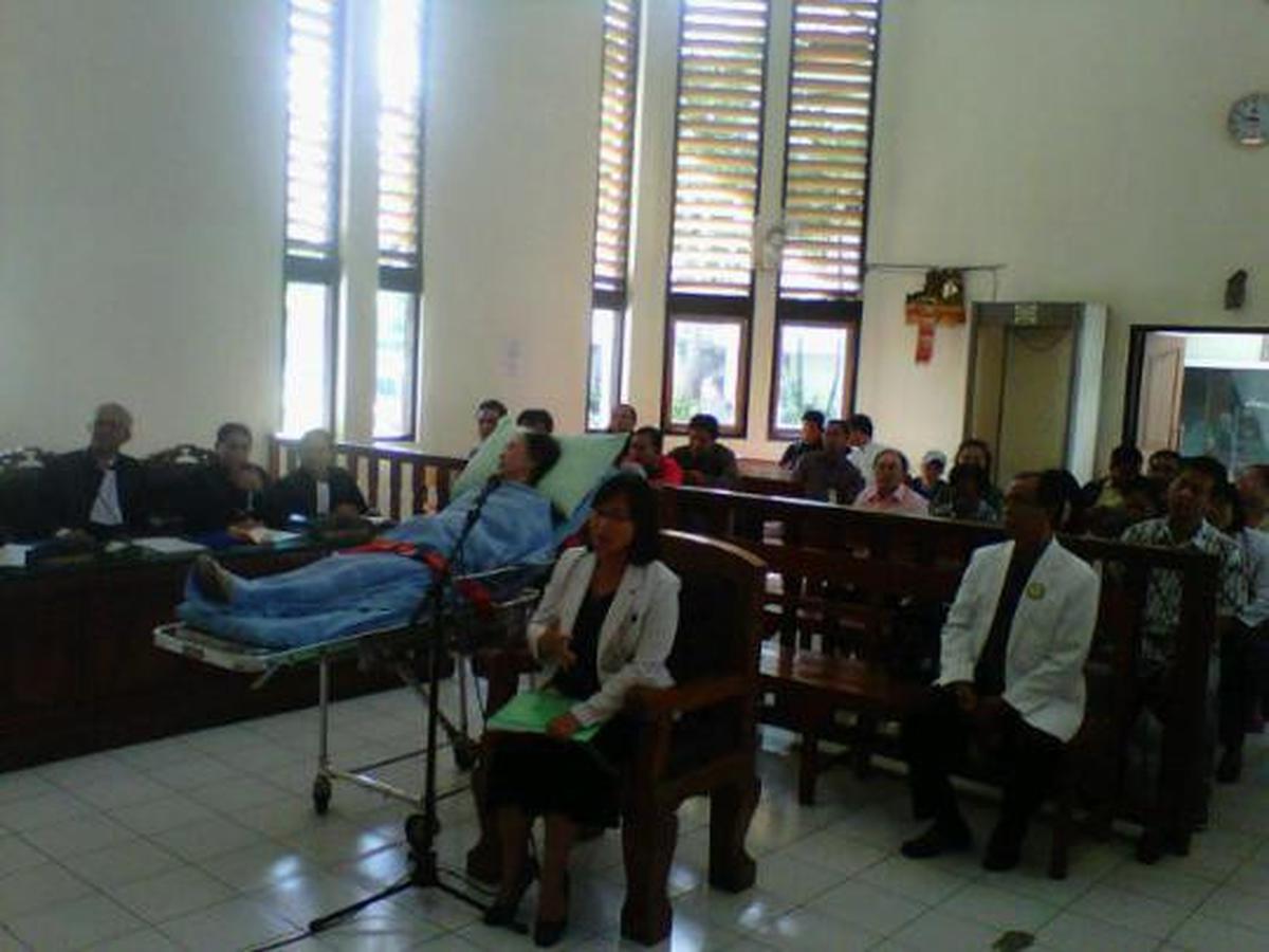 Nenek 77 tahun ini disidang bak Mubarak
