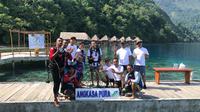 PT Angkasa Pura I (Persero) Kantor Cabang Bandara Pattimura Ambon menyelenggarakan kegiatan CSR berupa transplatansi terumbu karang sebanyak 600 anakan jenis Acropora Formosa di Pantai Ora, Pulau Seram, Maluku, Sabtu (3/11).