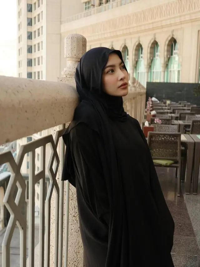 6 Potret Mahalini Pakai Hijab Meleyot di Tanah Suci, Sule Puji Penampilan Menantu