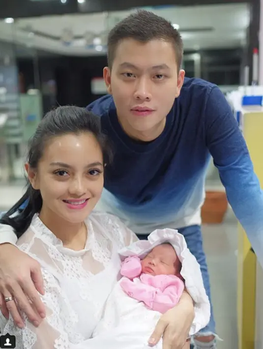 Tepat di tanggal 22 Desember 2016, Ririn dan Ferry dikaruniai seorang anak yang diberi nama Abigail Cattleya Putri. Saat ini ketika Ferry sudah tiada, anak mereka baru berusia lima bulan. (Instagram/ririnekawati)
