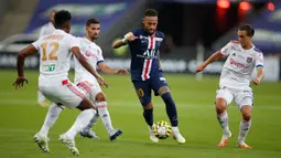 Penyerang PSG, Neymar berusaha mengontrol bola saat menghadapi Lyon pada laga final Piala Liga Prancis di Stade de France, Paris, Sabtu (1/8/2020) dini hari. PSG menjadi juara Piala Liga Prancis setelah menang melalui adu penalti 6-5. (AP Photo/Francois Mori)