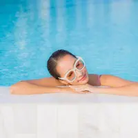 Berenang adalah olahraga seluruh tubuh yang ringan untuk persendian. (Foto: Freepik/lifeforstock)