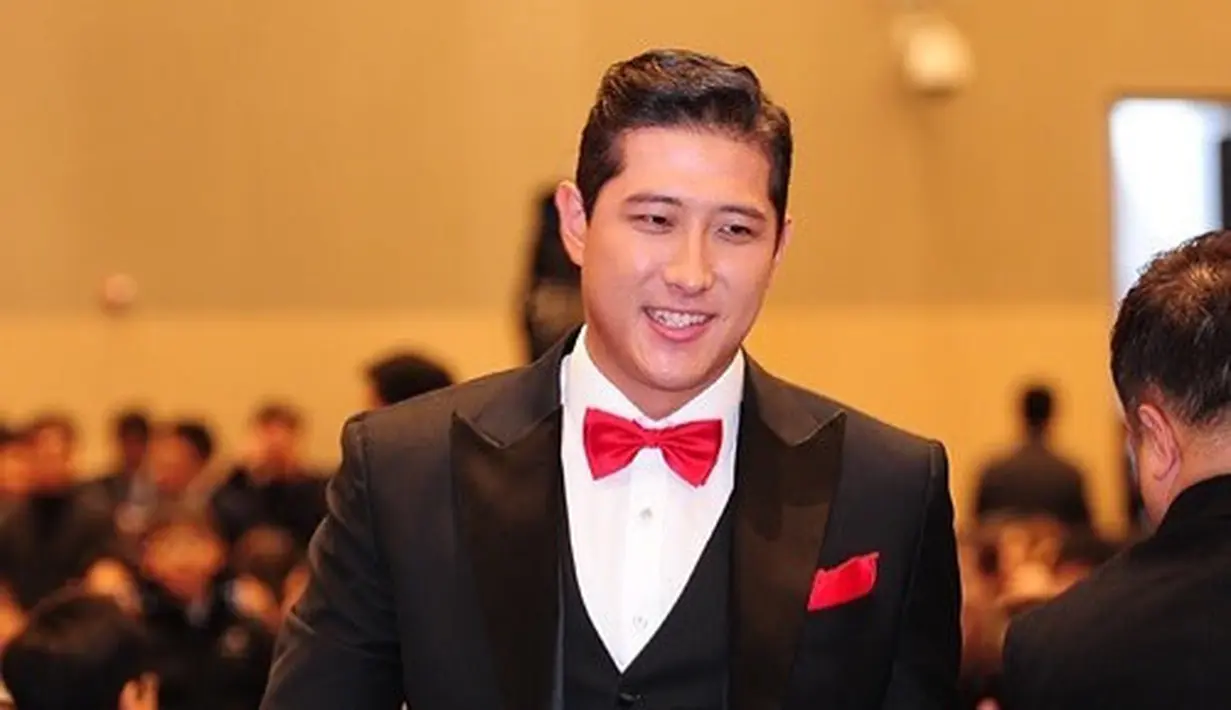 Meski sering berada di bawah sinar matahari, atlet usia 34 tahun itu tetap tampan dengan setelan jas saat menghadiri sebuah acara. Dilengkapi dengan vest dan dasi kupu-kupu, Jae Gyun menampilkan kesan yang romantis sebagai atlet.