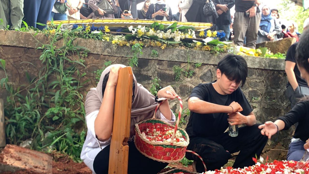 Pemakaman presenter Hilbram Dunar