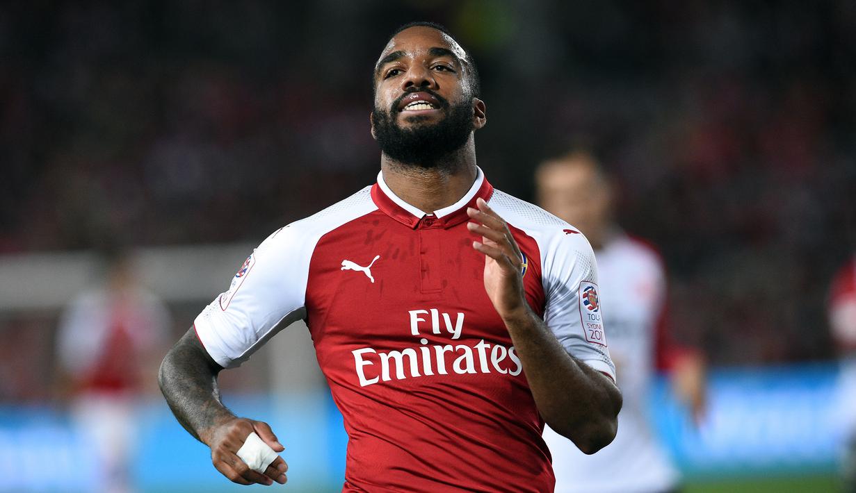 Arsenal menebus Alexandre Lacazette dari Lyon pada bursa transfer musim panas tahun ini. Dana 52,7 juta poundsterling (Rp 911,81 miliar) harus dikeluarkan manajemen Meriam London untuk bisa memboyong Lacazette ke Stadion Emirates. (AFP/Saeed Khan)
