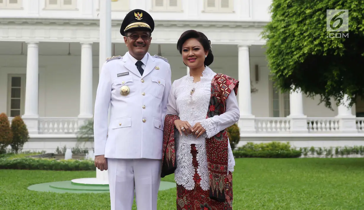 Plt Gubernur DKI Jakarta, Djarot Saiful Hidayat bersama istri Happy Farida berpose sebelum melakukan pelantikan sebagai pelantikan Gubernur definitif DKI Jakarta di Istana Negara, Jakarta, Kamis (15/6). (Liputan6.com/Angga Yuniar)